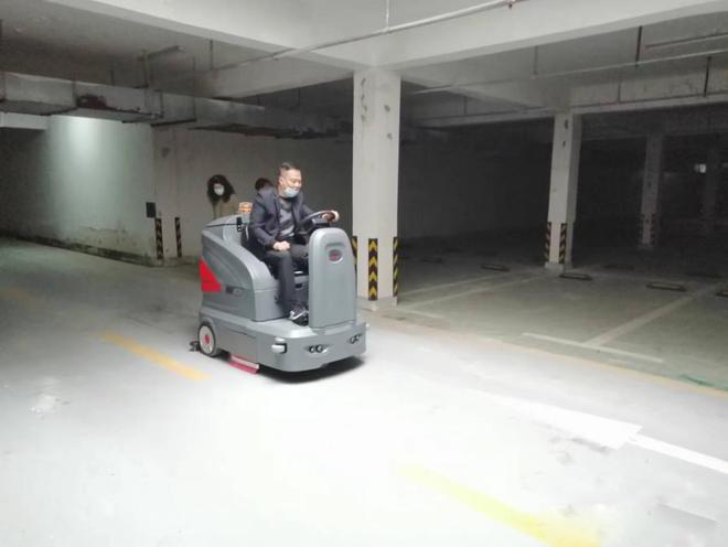 益阳小区物业保洁不用人力改用驾驶式洗地机了
